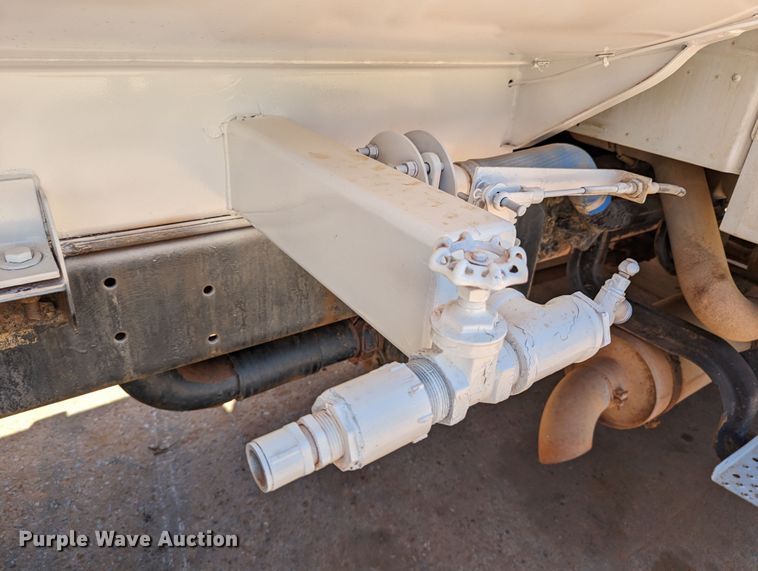 image for item DR6932 2005 Freightliner Business Class M2  water truck