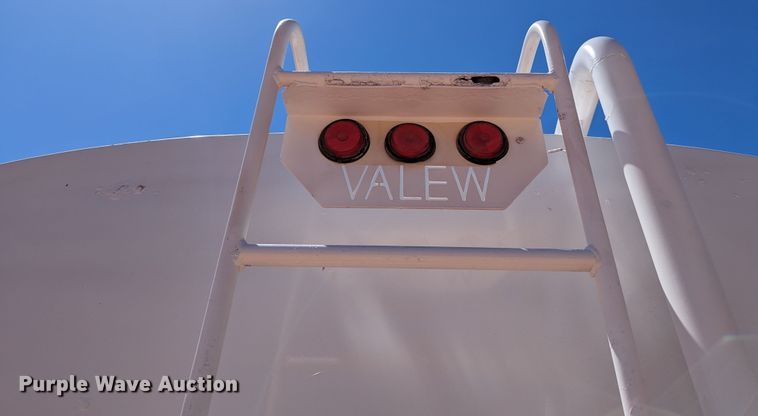 image for item DR6932 2005 Freightliner Business Class M2  water truck