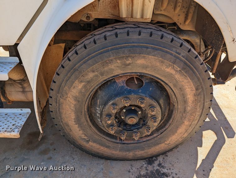 image for item DR6932 2005 Freightliner Business Class M2  water truck