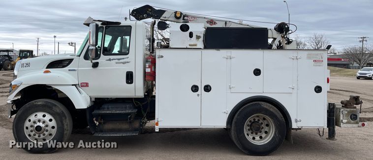 image for item DS1792 2009 International 7400  utility / service truck