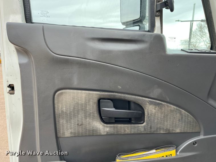 image for item DS1792 2009 International 7400  utility / service truck