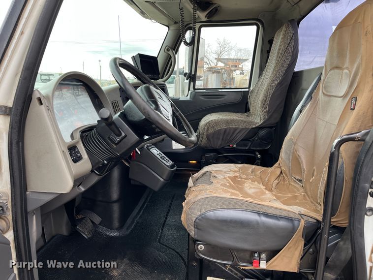 image for item DS1792 2009 International 7400  utility / service truck