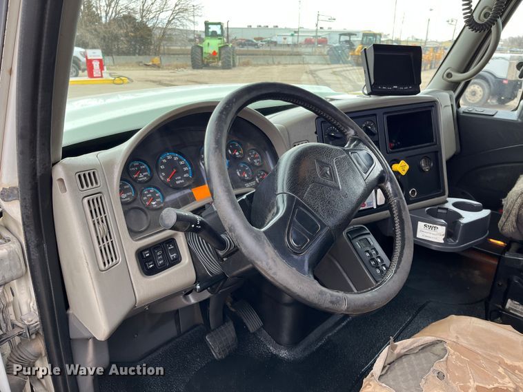 image for item DS1792 2009 International 7400  utility / service truck