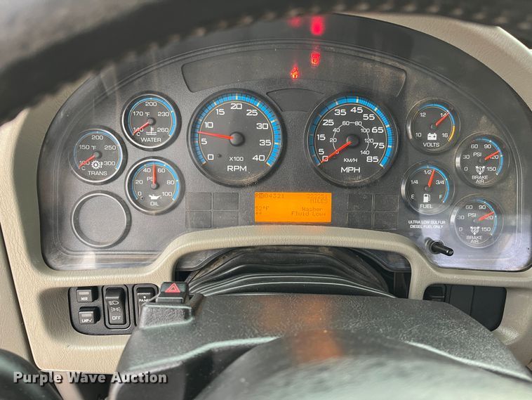 image for item DS1792 2009 International 7400  utility / service truck