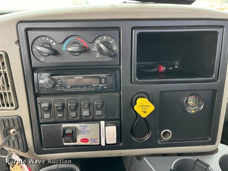 image for item DS1792 2009 International 7400  utility / service truck