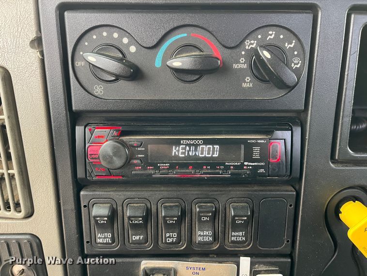 image for item DS1792 2009 International 7400  utility / service truck