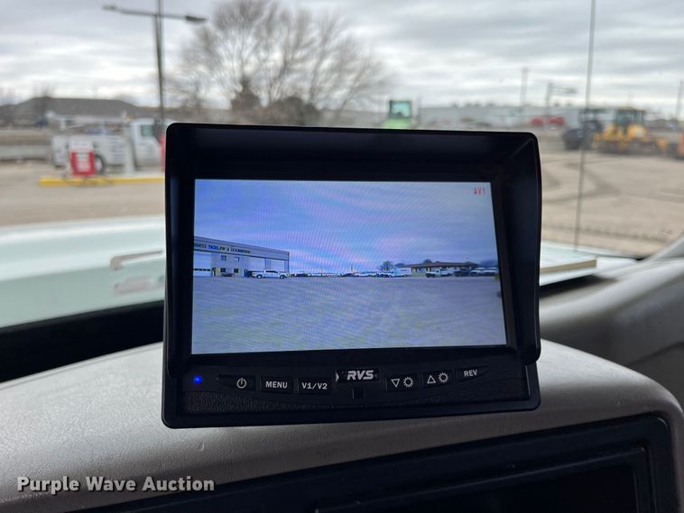 image for item DS1792 2009 International 7400  utility / service truck