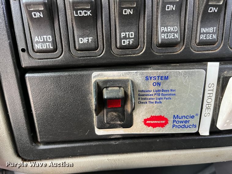 image for item DS1792 2009 International 7400  utility / service truck