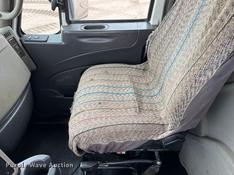 image for item DS1792 2009 International 7400  utility / service truck