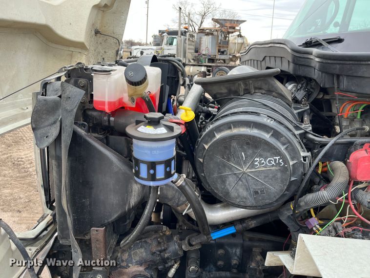 image for item DS1792 2009 International 7400  utility / service truck