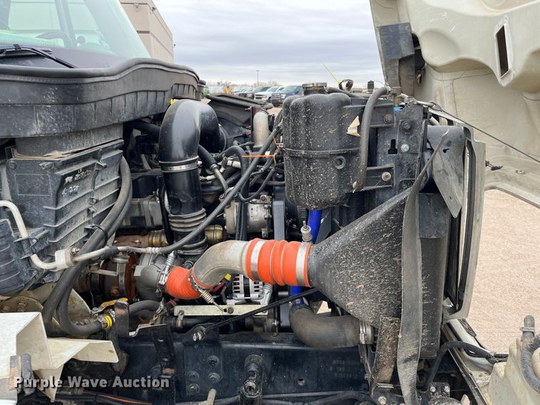 image for item DS1792 2009 International 7400  utility / service truck