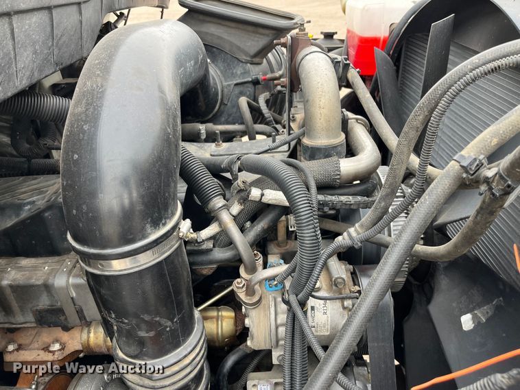 image for item DS1792 2009 International 7400  utility / service truck