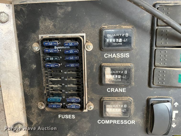 image for item DS1792 2009 International 7400  utility / service truck