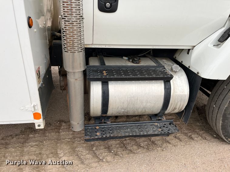 image for item DS1792 2009 International 7400  utility / service truck