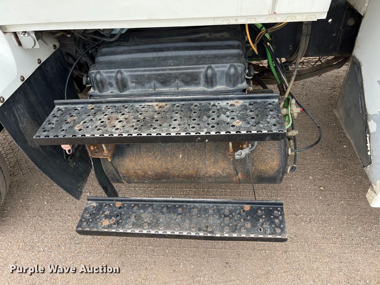 image for item DS1792 2009 International 7400  utility / service truck