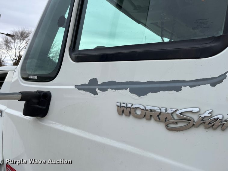 image for item DS1792 2009 International 7400  utility / service truck