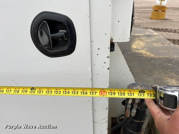 image for item DS1792 2009 International 7400  utility / service truck