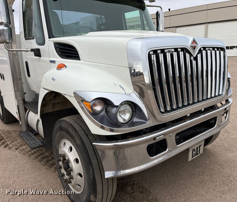 image for item DS1792 2009 International 7400  utility / service truck