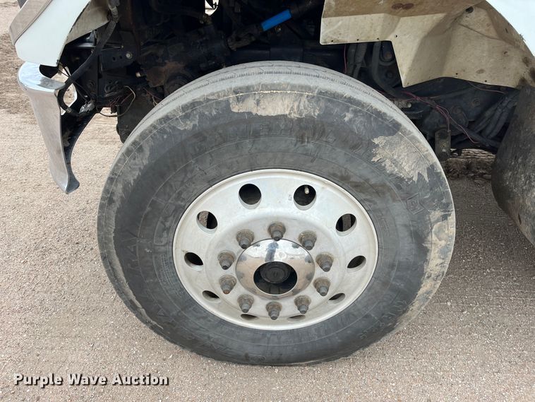 image for item DS1792 2009 International 7400  utility / service truck