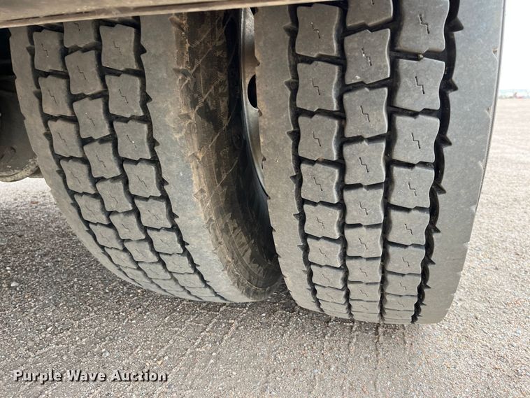 image for item DS1792 2009 International 7400  utility / service truck