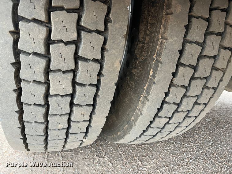 image for item DS1792 2009 International 7400  utility / service truck