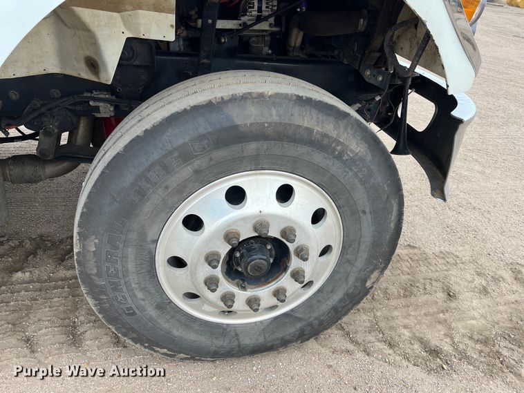 image for item DS1792 2009 International 7400  utility / service truck