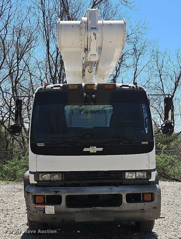 image for item DS6322 2000 Chevrolet T7500  bucket truck