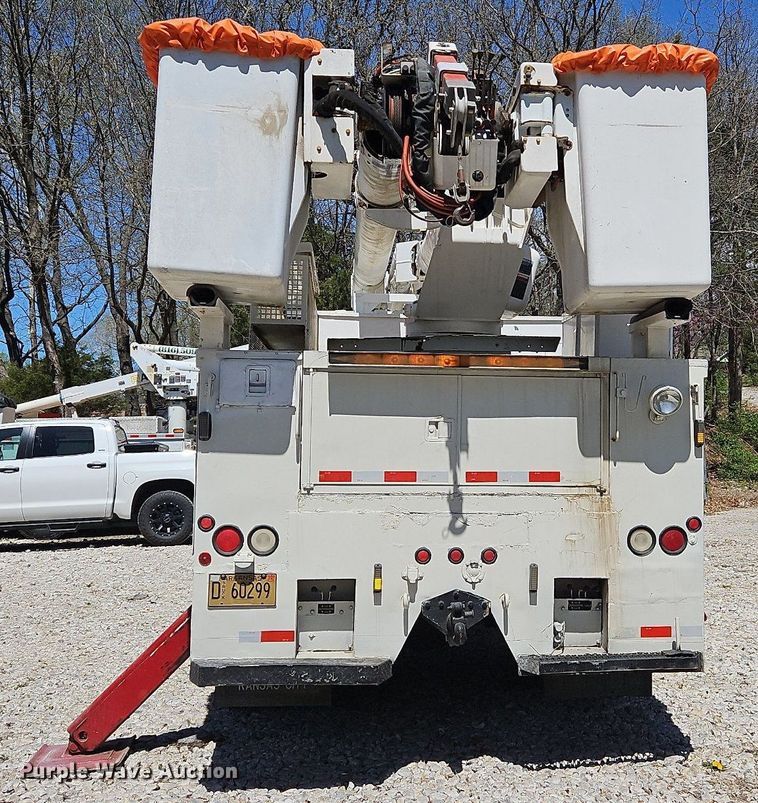 image for item DS6322 2000 Chevrolet T7500  bucket truck