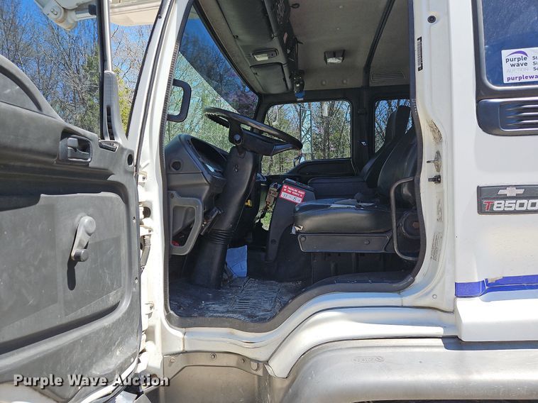 image for item DS6322 2000 Chevrolet T7500  bucket truck