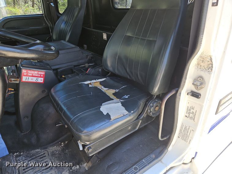 image for item DS6322 2000 Chevrolet T7500  bucket truck