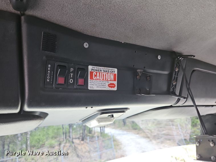 image for item DS6322 2000 Chevrolet T7500  bucket truck