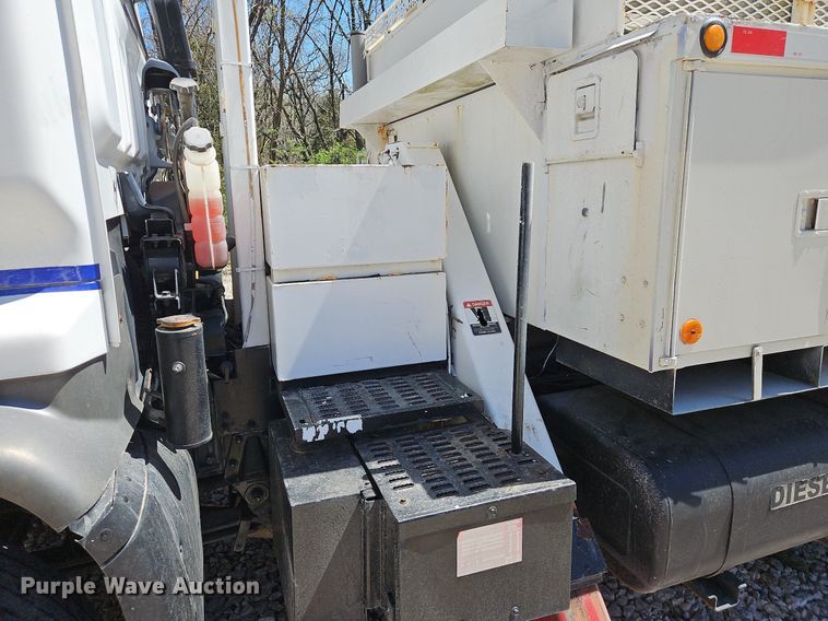 image for item DS6322 2000 Chevrolet T7500  bucket truck