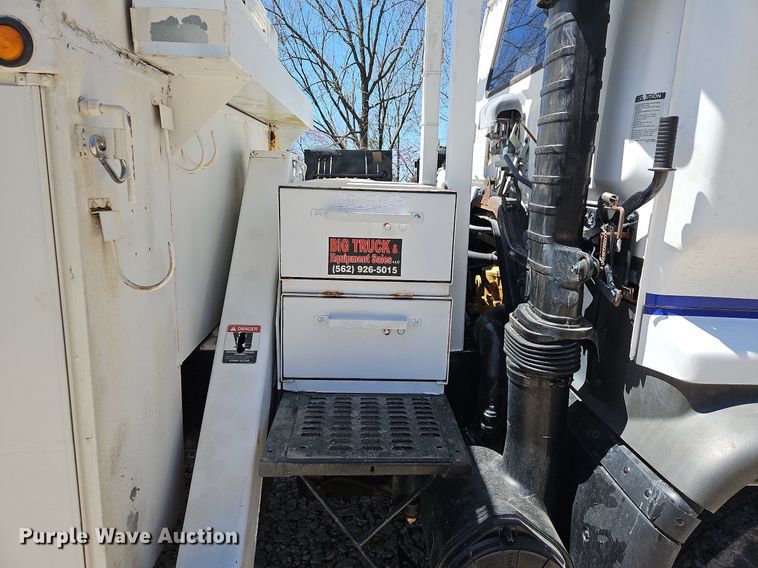 image for item DS6322 2000 Chevrolet T7500  bucket truck