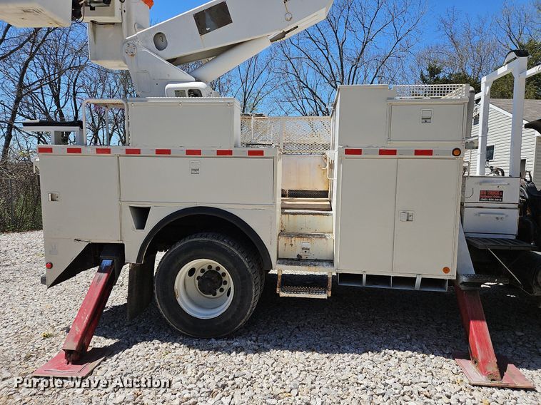 image for item DS6322 2000 Chevrolet T7500  bucket truck