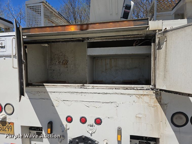 image for item DS6322 2000 Chevrolet T7500  bucket truck