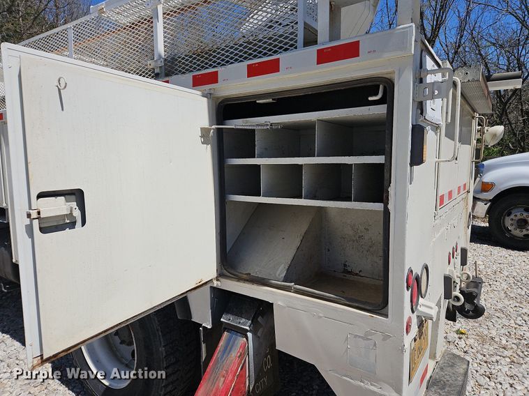 image for item DS6322 2000 Chevrolet T7500  bucket truck