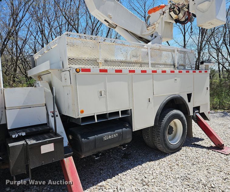 image for item DS6322 2000 Chevrolet T7500  bucket truck