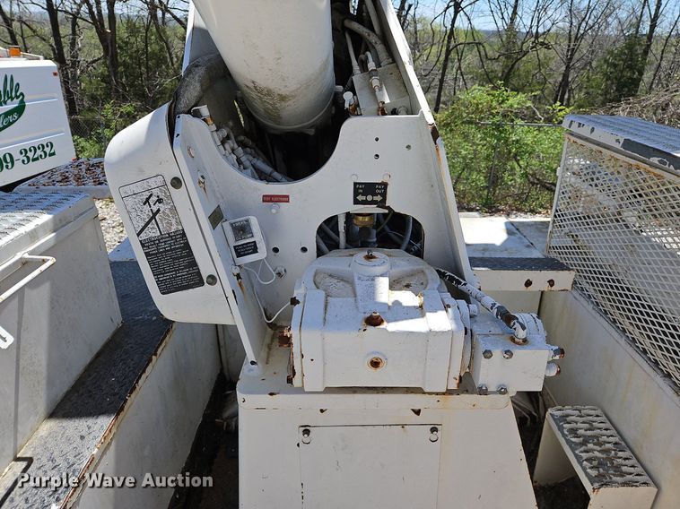 image for item DS6322 2000 Chevrolet T7500  bucket truck