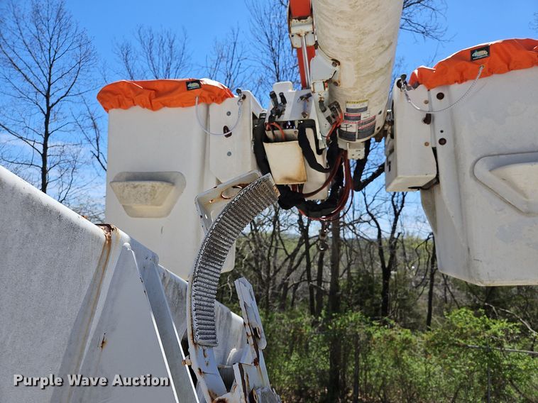 image for item DS6322 2000 Chevrolet T7500  bucket truck