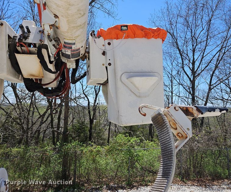 image for item DS6322 2000 Chevrolet T7500  bucket truck