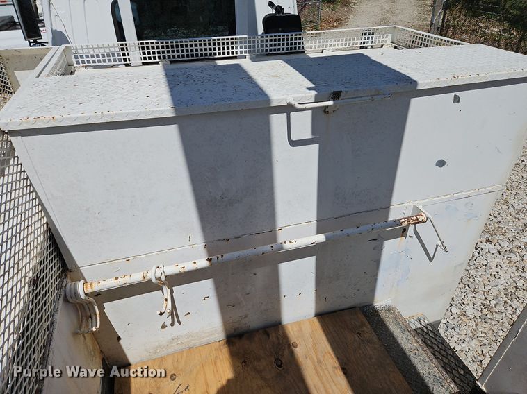 image for item DS6322 2000 Chevrolet T7500  bucket truck