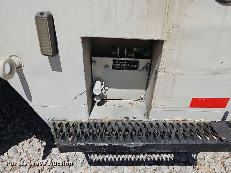 image for item DS6322 2000 Chevrolet T7500  bucket truck