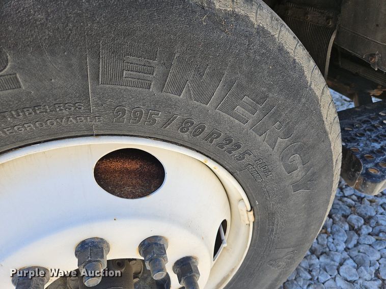 image for item DS6322 2000 Chevrolet T7500  bucket truck