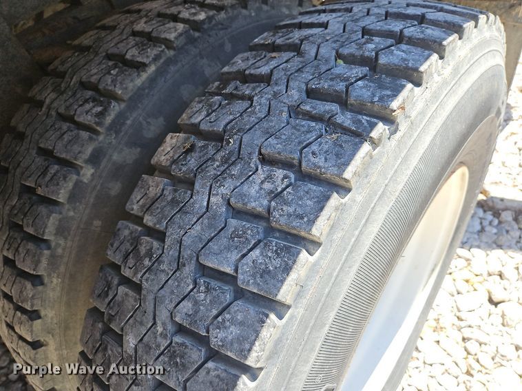 image for item DS6322 2000 Chevrolet T7500  bucket truck