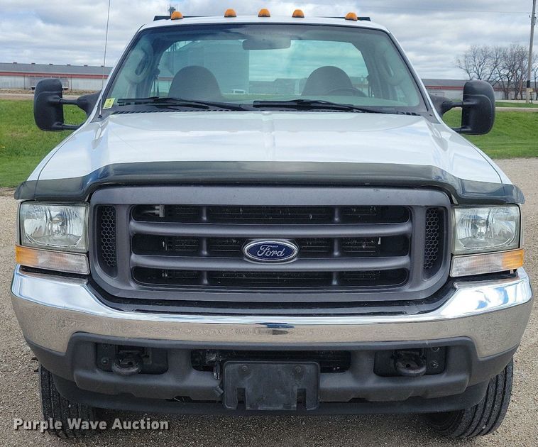 image for item IO9320 2004 Ford F450 Super Duty XL  flatbed truck