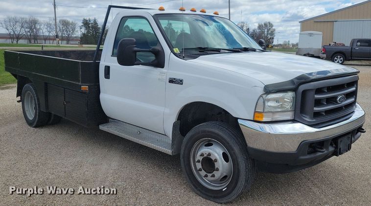 image for item IO9320 2004 Ford F450 Super Duty XL  flatbed truck