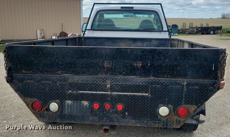 image for item IO9320 2004 Ford F450 Super Duty XL  flatbed truck