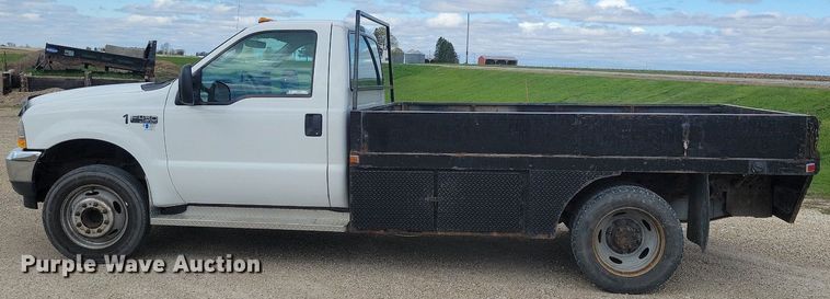 image for item IO9320 2004 Ford F450 Super Duty XL  flatbed truck