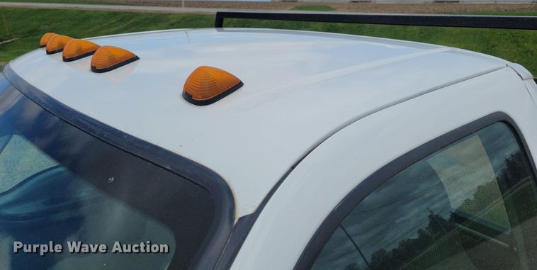 image for item IO9320 2004 Ford F450 Super Duty XL  flatbed truck