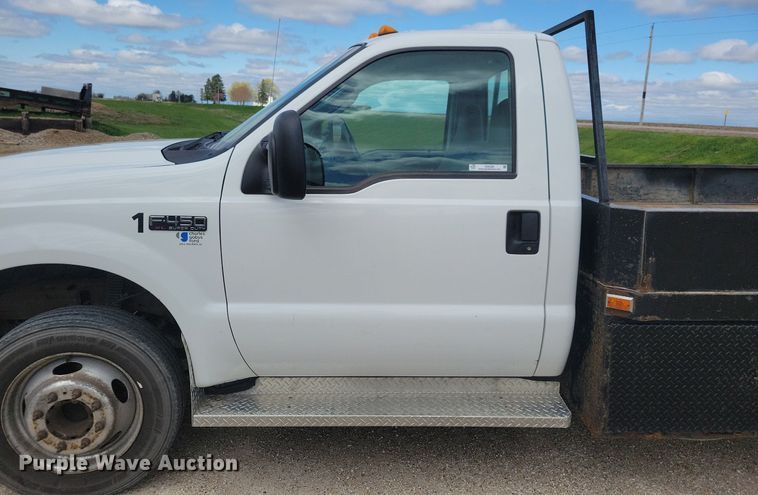 image for item IO9320 2004 Ford F450 Super Duty XL  flatbed truck